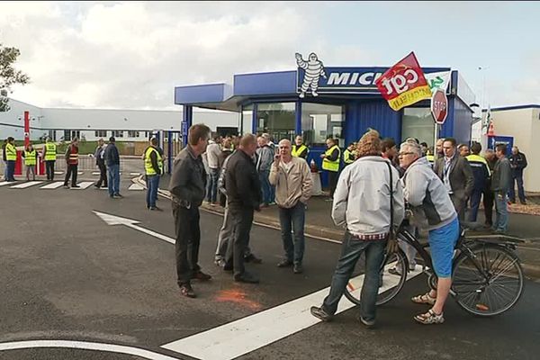 Lors de l'inauguration du nouveau site Michelin, des salariés ont débrayé pour dénoncer leurs mauvaises conditions de travail et des cadences trop élevées.