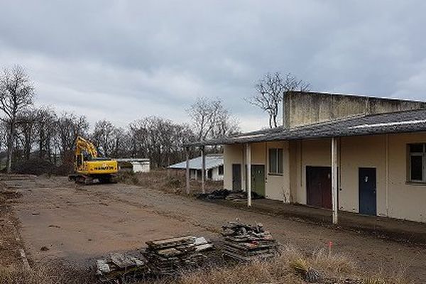 Les premiers ateliers de fabrication de munitions se sont installés à partir de 1930 à Bellerive sur Allier (03). La tâche est rude pour les équipes de dépollution. 
