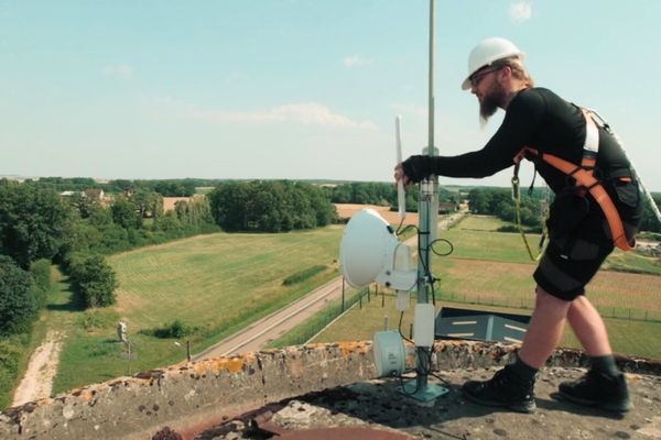 Installation d'une antenne pour fournir internet vers une zone blanche par Alan Taquet, de SCANI