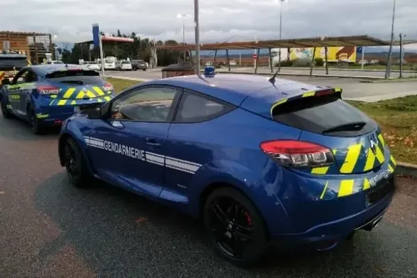 la voiture du montpelliérain, au milieu, possédait lesm êmes bandes jaunes que les véhicules des gendarmes.