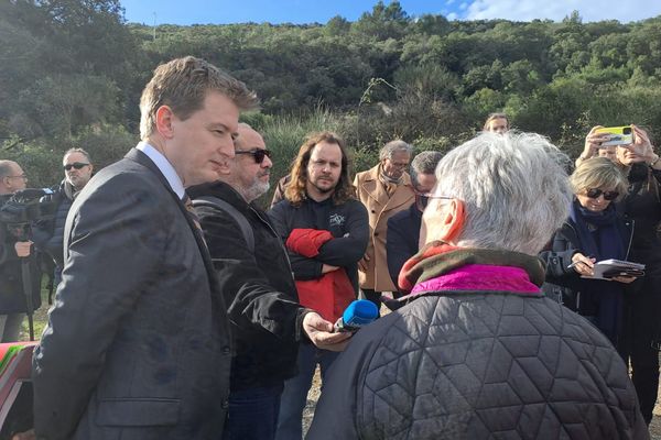 Le préfet de l'Hérault visite une bergerie d'Argelliers, le 23 janvier 2024.