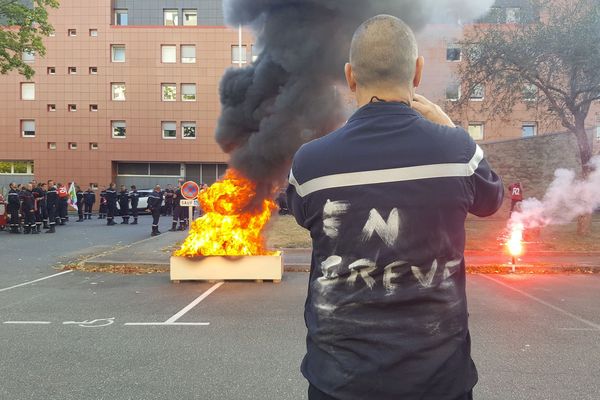 Plus de 150 pompiers font le siège de leur direction à Limoges