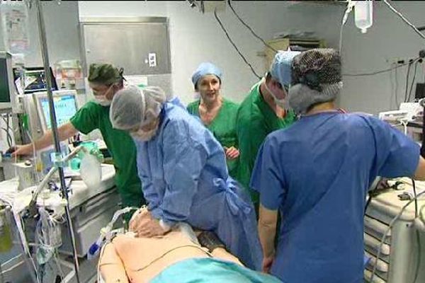 l'AP HM s'est doté d'un mannequin High Tech pour les entraînements du personnel soignant de l'hôpital Nord.