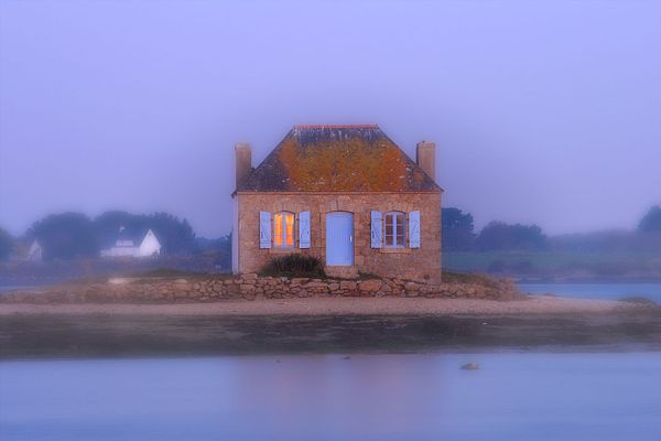 La maison aux volets bleus de Saint-Cado dans la brume - Belz (56)