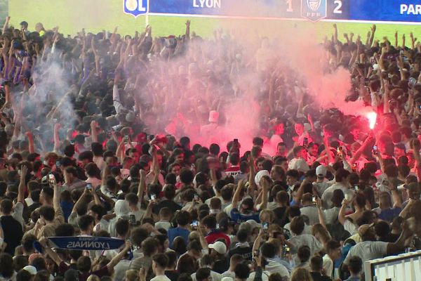 Alors que l'OL vient de réduire le score face au PSG en finale de la coupe de France 2024, une supportrice est victime d'une agression. Les images captée par le club font le tourne des réseaux sociaux.