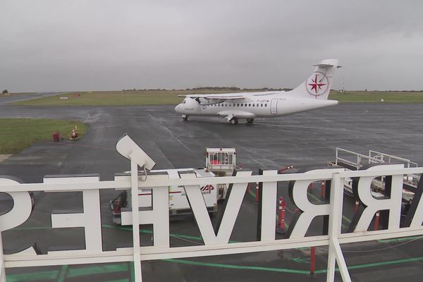 Un appareil à l'atterrissage à l'aéroport de Poitiers-Biard.