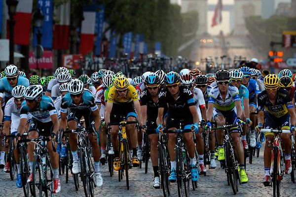 Le peloton sur les Champs Elysées