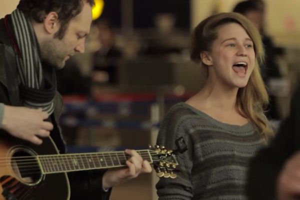 Selah Sue et son guitariste à l'aéroport de Zaventem