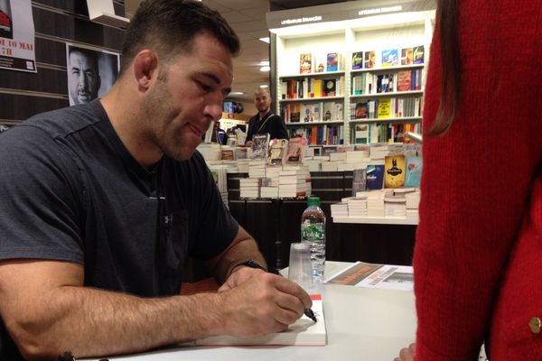 Jamie Cudmore a dédicacé son livre dans un librairie clermontoise à l'occasion de sa sortie le 10 mai 2017.