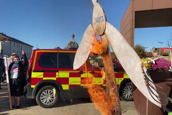 Une éolienne en carton mise à feu symboliquement à Châteauponsac (87), pour s'opposer à un projet d'implantation que quatre réelles ce samedi 20 novembre.