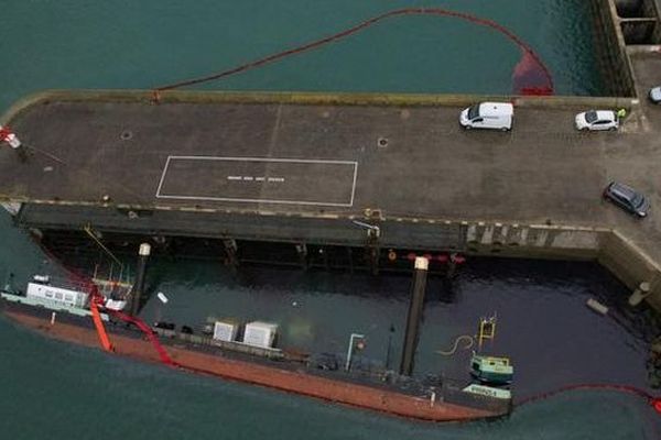 La barge s'est couchée et le gazole s'est répandu dans les eaux du port de Dielette