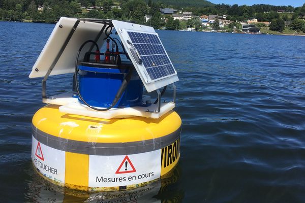 Présente sur le lac d'Aydat dans le Puy-de-Dôme, cette bouée analyse différents paramètres de l'eau toutes les heures et transmet les résultats dans les laboratoires de l'Université Clermont Auvergne.