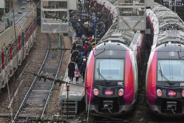 Le bras de fer continue entre les syndicats, la SNCF et le gouvernement.