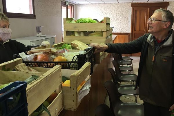 un point relais alimentaire a été créé dans la salle des fêtes du village de Banhars (Aveyron)