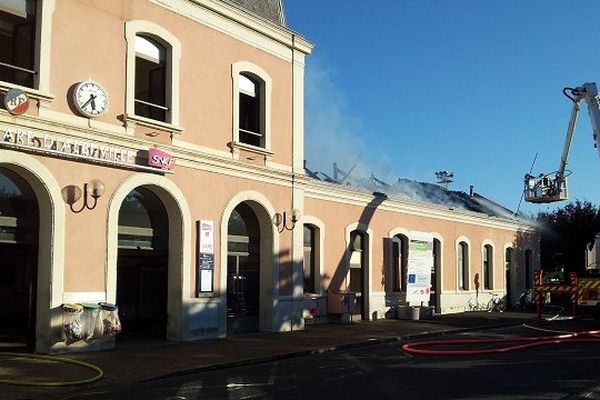 Le poste d'aiguillage, situé dans l'aile du bâtiment en feu,  a été détruit