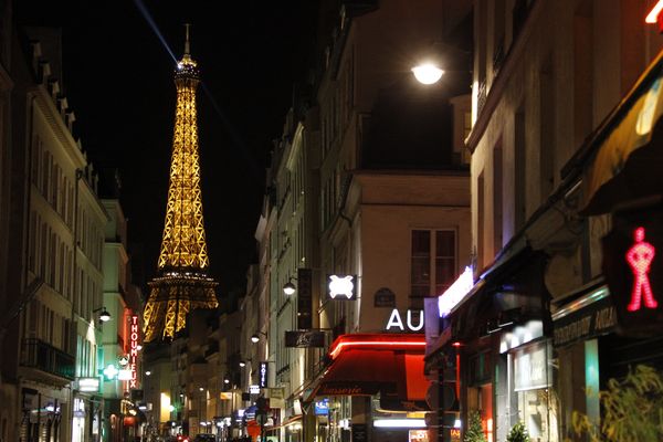 Un ensemble d'enseignes près de la Tour Eiffel à Paris.