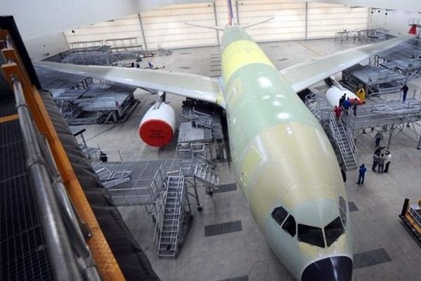 Un A330 dans le hangar de peinture du STTS