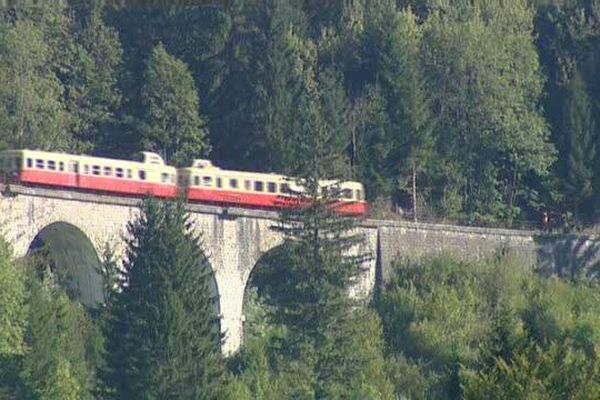 Une ligne de 123 km à travers le Jura, avec de nombreux viaducs, sur laquelle circulent les autorails de l'association  Bourgogne-Franche-Ccomté sur les viaducs de Morez.