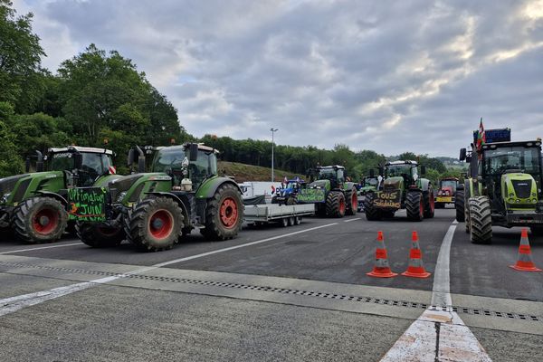 Les agriculteurs lèvent peu à peu le barrage ce mardi matin.