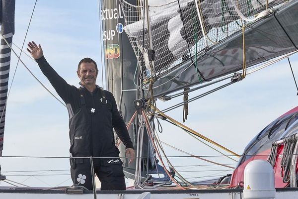 Yves Le Blévec sur Actual Ultim au départ de son Tour du monde en solitaire à l'envers - La Trinité-sur-Mer (56) - 24/11/2017