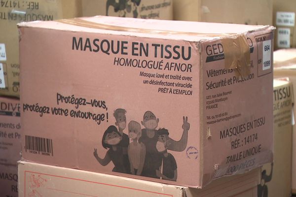 L'un des cartons de masques en tissu prévus pour les collégiens de la Somme