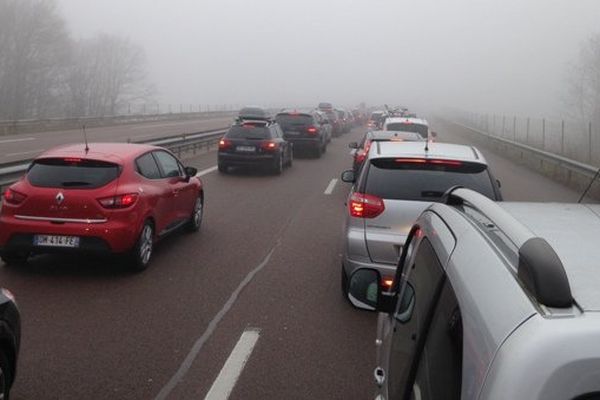 Le brouillard très dense empêche de voir à plus de 50 mètres. La vitesse est limitée à 50km/h.