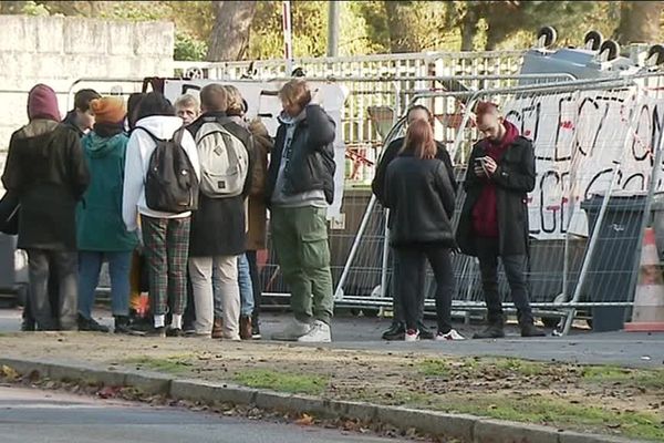 Devant le lycée de Bréquigny vendredi 30 novembre.