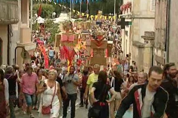 En Bourgogne Franche-Comté 6 lieux sont dédiés aux arts de la rue et produisent régulièrement de nombreux spectacles de théâtre, de musique, de danse et de cirque