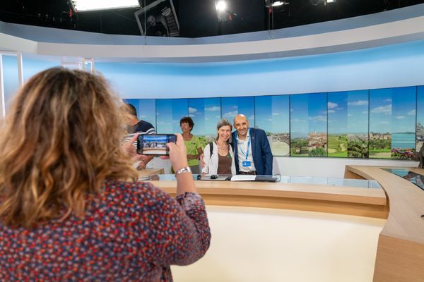 Visitez le plateau de vos éditions quotidiennes ICI 12/13 et ICI 19/20 et essayez-vous au prompteur !