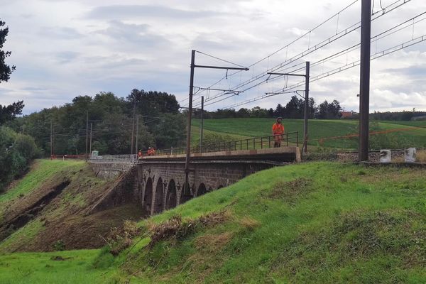 De la terre s'est effondrée sur la ligne, à hauteur de la commune ligérienne de Saint-Paul-en-Jarez, près de Saint-Chamond.