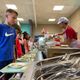 Les enfants de Parigné-l'Évêque s'engagent contre le gaspillage alimentaire : à la cantine scolaire, chaque portion compte dans cette initiative durable.