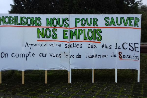 Les salariés de l'entreprise ont déployé une banderole devant le site pour appeler aux soutiens.