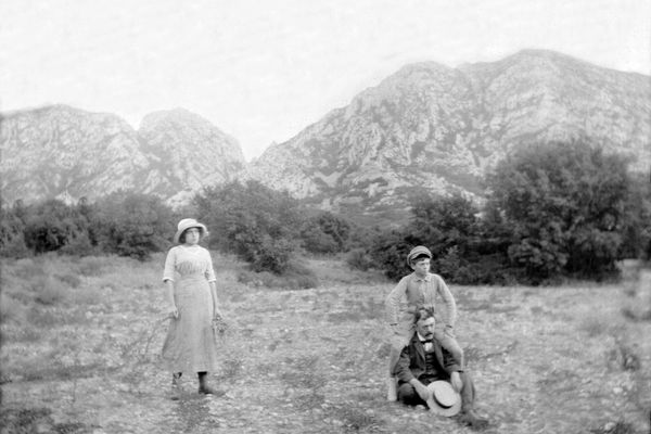 Jean Moulin sur les épaules de son père le 10 août 1912 dans les Alpilles.