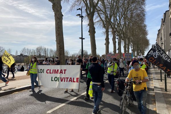 Selon les associations sur place, 500 personnes étaient présentes ce dimanche 28 mars.