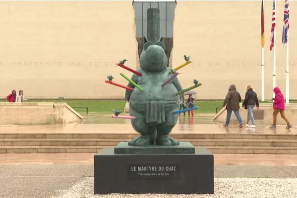 Le martyre du Chat a déjà été exposé devant le Mémorial de Caen durant l'hiver 2021-2022. Il reviendra pour s'y installer définitivement.