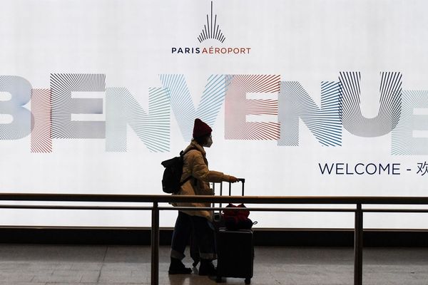 Une touriste chinoise à l'aéroport Roissy - Charles De Gaule le 26 janvier 2020