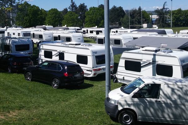 Les gens du voyage occupent le stade de rugby de Rillieux-La -Pape- 24/04/2017