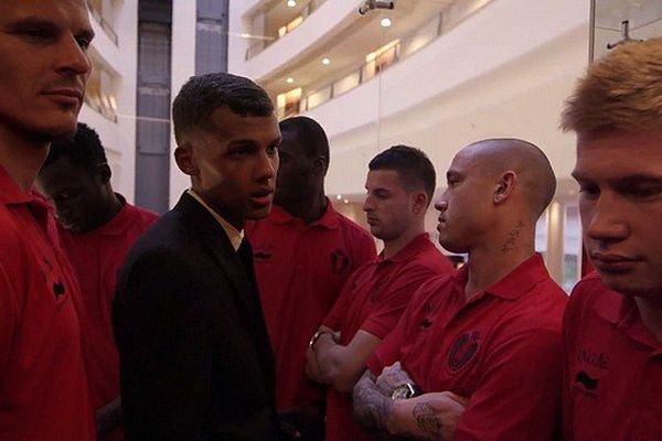 Stromae tente de convaincre les "Diables Rouges" de choisir sa chanson comme hymne dans une vidéo hilarante.