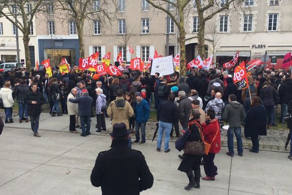 300 à 400 personnes se sont rassemblées cet après-midi à la Roche sur Yon pour manifester contre le projet de loi travail.