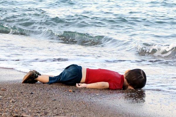 La photo d'Aylan Kurdi échoué sur un plage turque symbole d'une prise de conscience planètaire.