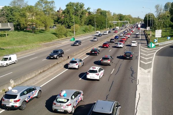 Une centaine de véhicules d'auto-écoles mènent une opération escargot sur le périphérique toulousain ce mardi.