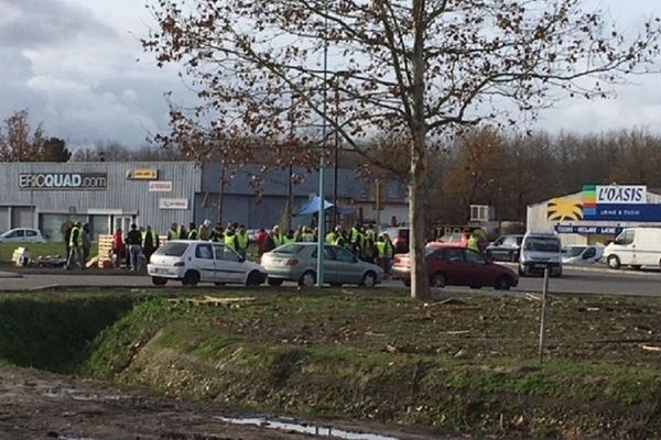 Evacués plusieurs fois en fin de semaine, les gilets jaune sont repris place sur le rond-point d'Aussonne. 