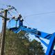 Des techniciens Enedis en pleine réparation ce matin, à Férel dans le Morbihan.