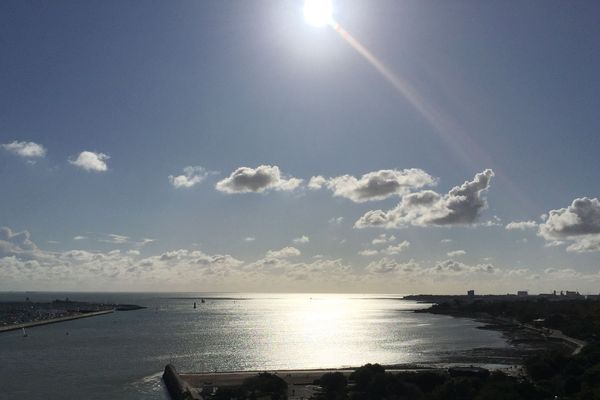 Soleil dans le ciel de La Rochelle