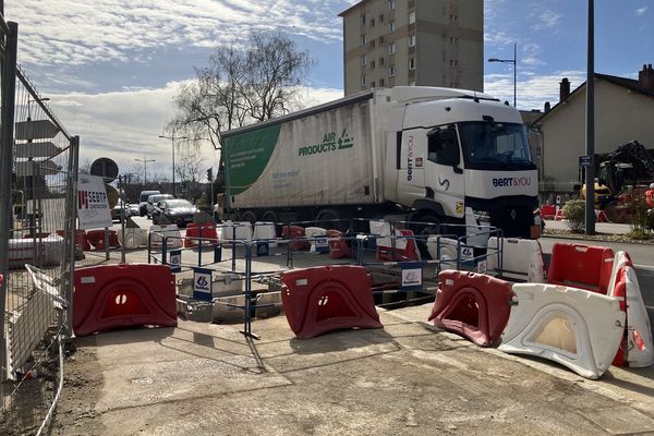 La zone concernée par le problème a été sécurisée, le 19 mars 2024, à Limoges, ce qui occasionne des ralentissements sur le boulevard Vanteaux.