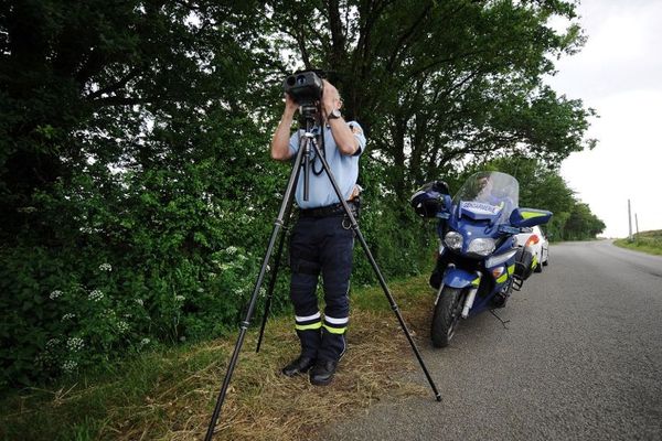 Sur une portion de route, le jeune chauffeur était censé rouler au maximum à ... 100 km/h. 68 kilomètres par heure au-dessus de la vitesse autorisé, c'est une contravention de classe 5 (grand excès de vitesse).