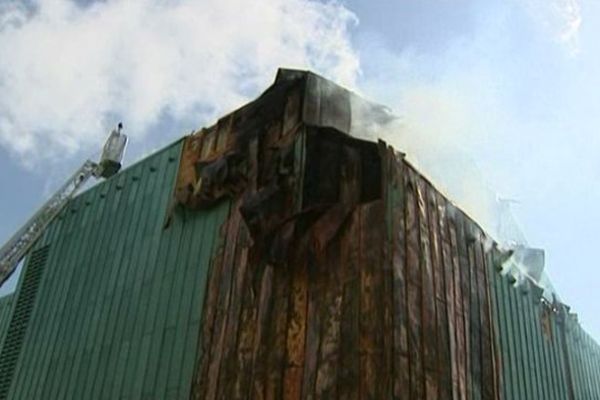 Le feu a pris vers 1heure du matin dans des poubelles sur le côté du théâtre.