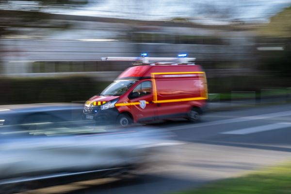 Un incendie a frappé l'usine Cofidur EMS, à proximité de Laval, en début d'après-midi, ce dimanche 26 mars 2023.