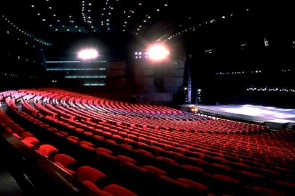 Un match de basket dans une salle de spectacle, c'est une première en Europe.