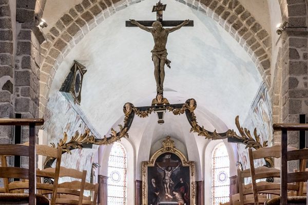 La poutre de gloire sépare la nef et le choeur de l'église Saint-Eustache, à Saint-Haon-le-Châtel